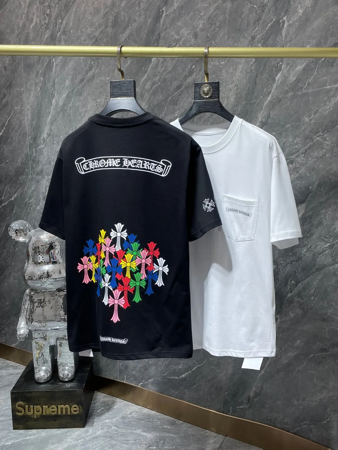 P140 New Chrome Hearts 25ss for summer. High gram weight, environmentally friendly and high-quality top fabric. 260g~270g. Chrome classic scroll letter color cross group flower arm short sleeves. Imported environmentally friendly glue printing and dyeing. Counter synchronization. Re-engraved version 1:1. Recommended color: black white. Size: S, M, L, XL.